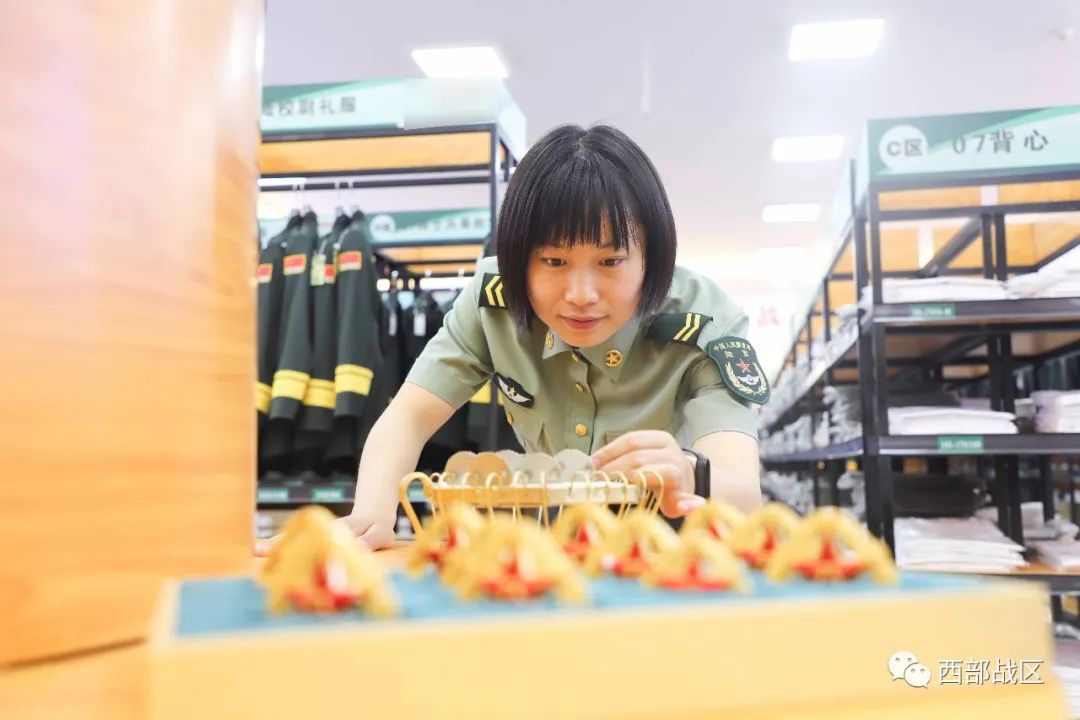 部队被装开箱,部队被装