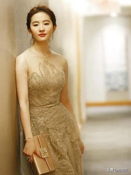 “独步天下！”刘亦菲，美貌与才华并存，成为当之无愧的女王