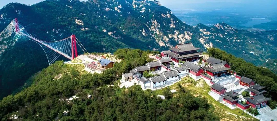 美！青山绿水间，留下一抹齐鲁红！