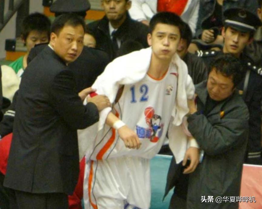 杨鸣什么失误被罚下场,杨鸣为什么不打球了