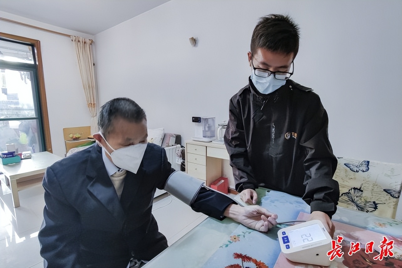 “爬楼入户照护老人让我感到被需要”，武汉95后小伙改行当养老护理员三个月瘦20斤