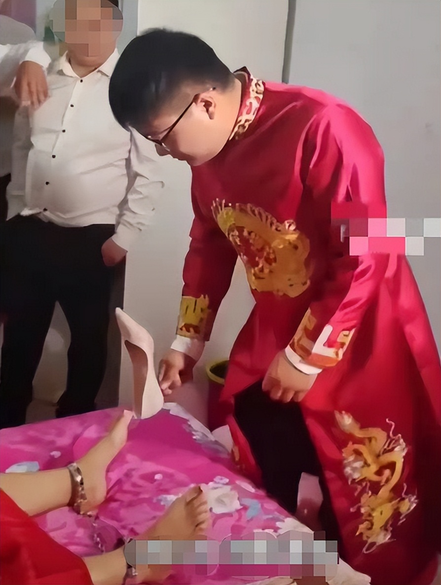 新娘出嫁前戴脚铐,新娘戴面具吓坏新郎接亲