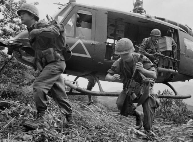 越南战争，落入美军手中的越南女兵，竟被用动物进行刑讯逼供？