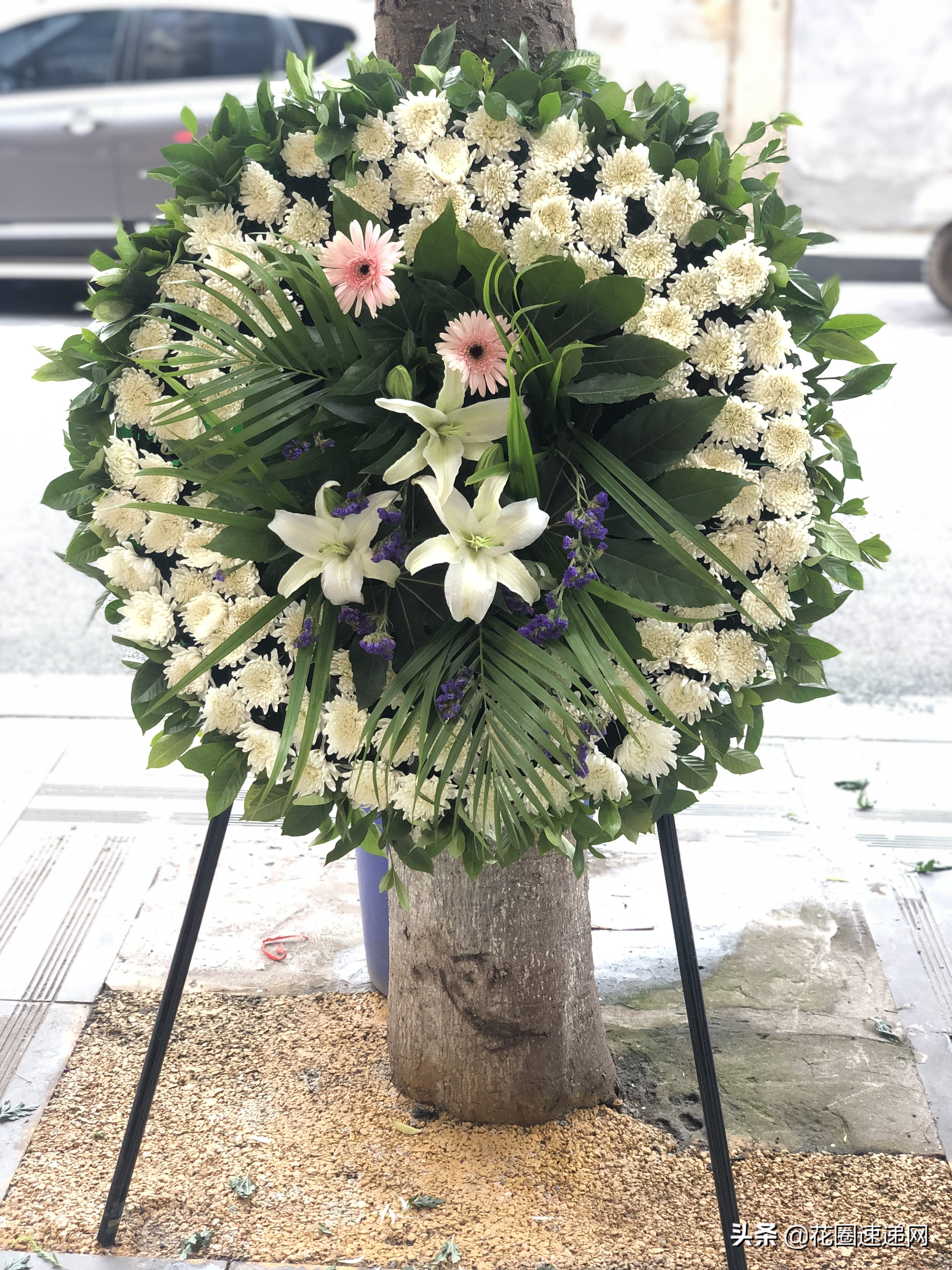 丧葬花圈多少钱,葬礼上的花圈一般多少钱