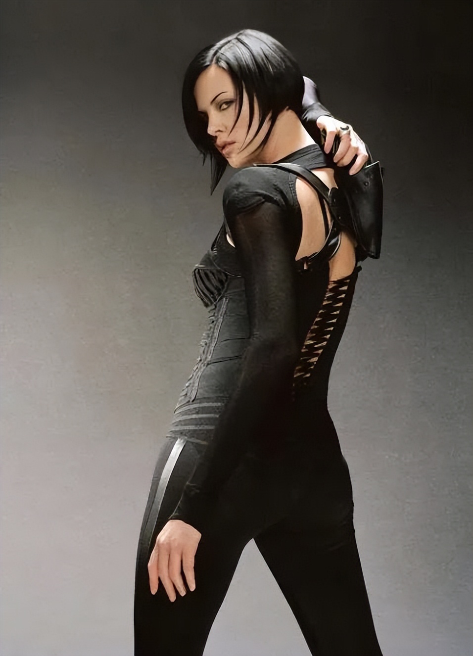 紧身制服别硬穿,曲线差异很明显,有的飒爽,有的是来搞笑的吧