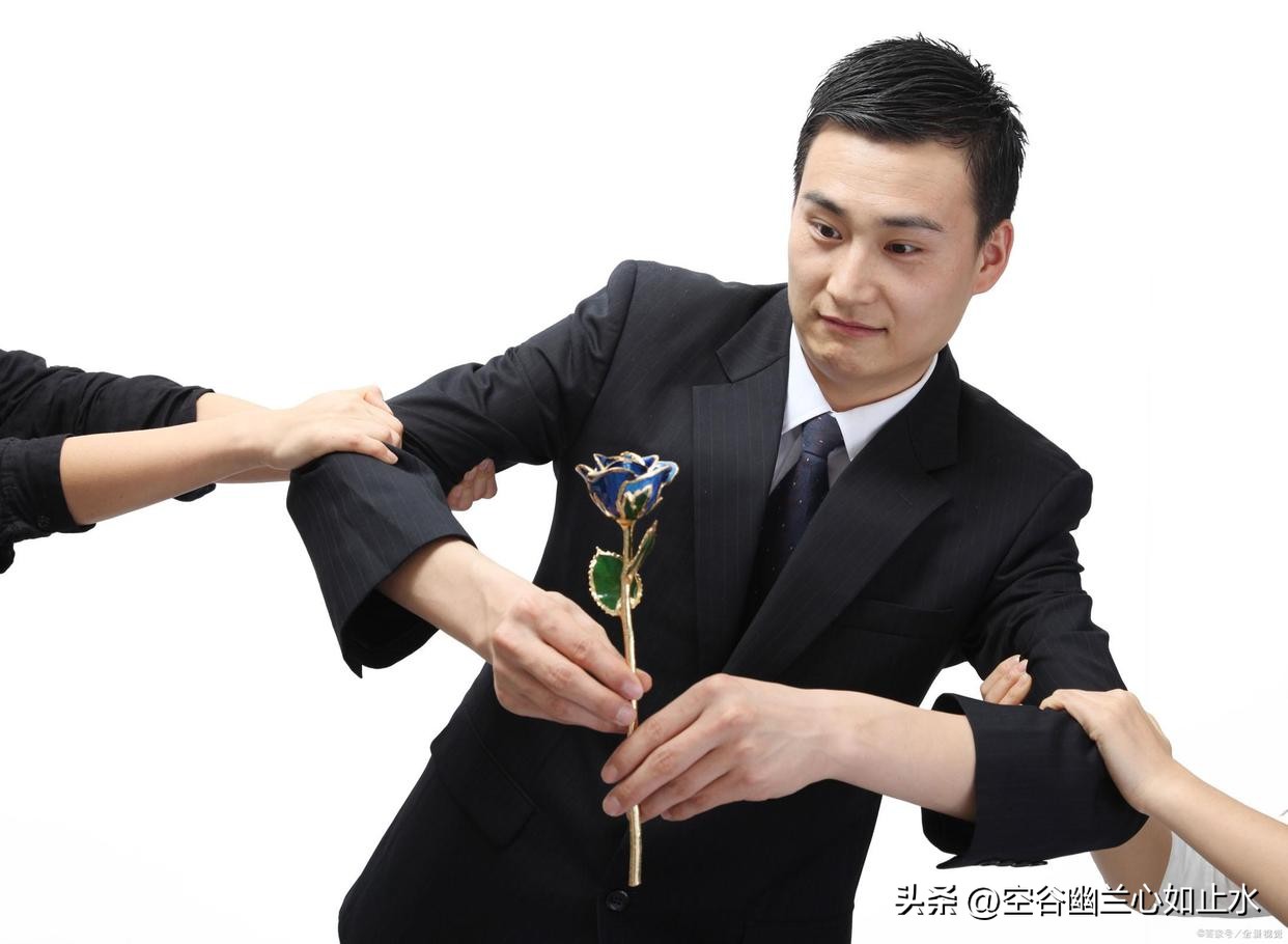 在迷茫的黑夜里指引我们前行,我们要在黑暗中不慌不忙的坚强