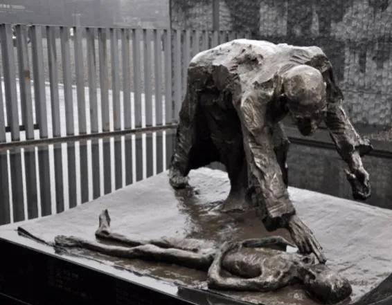 1937年，日军强行*辱侮**了李成德的嫂子，还逼着他举着蜡烛“看戏”