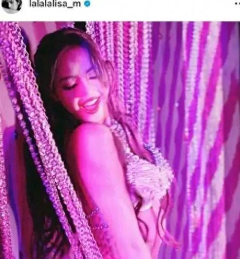 Lisa操作再引热议！晒大尺度照片、妆容变回泰妹，粉丝心疼其