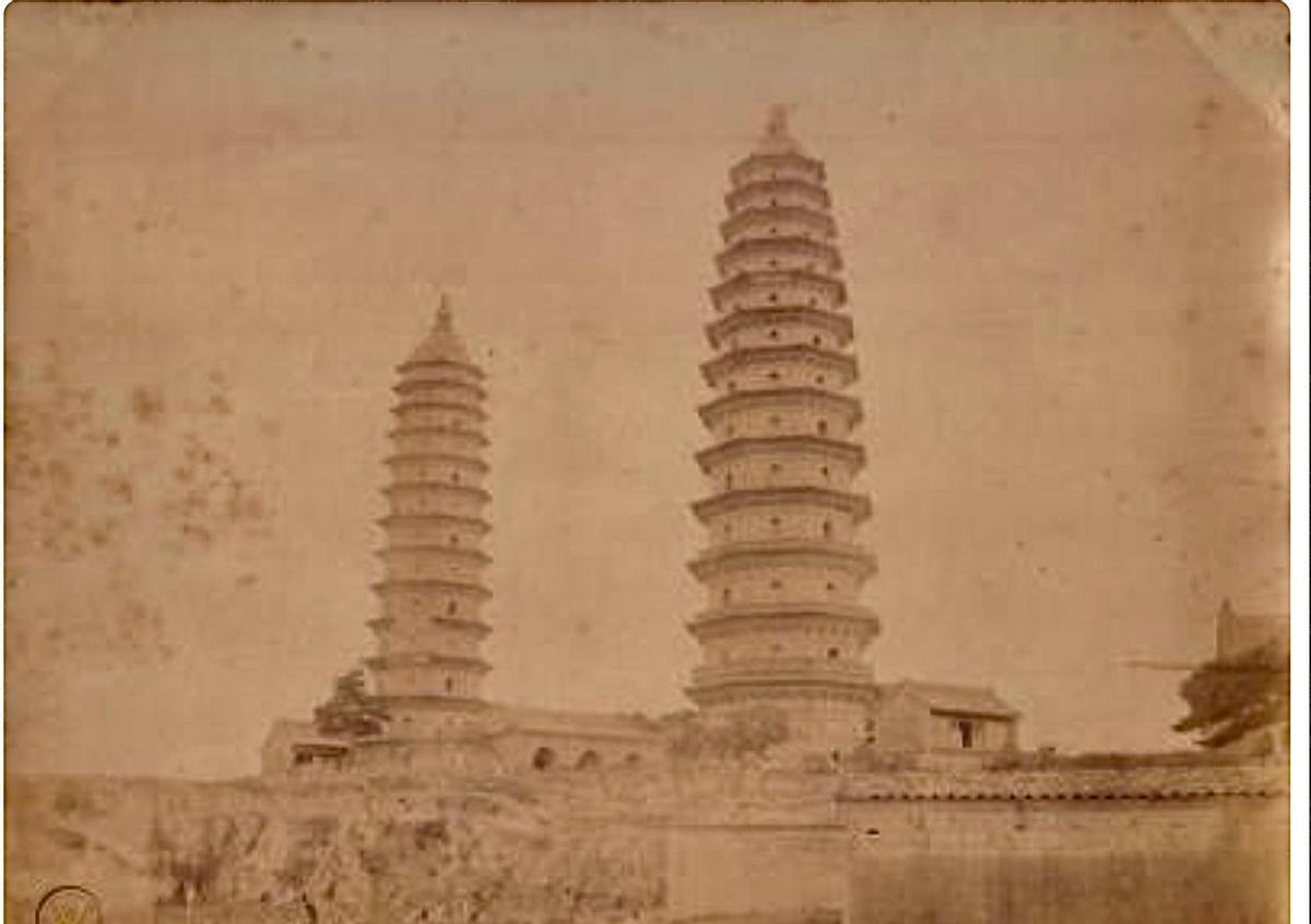 日军侵华老照片：女子自愿脱衣服让洋人拍摄，女孩拍下大尺度照片