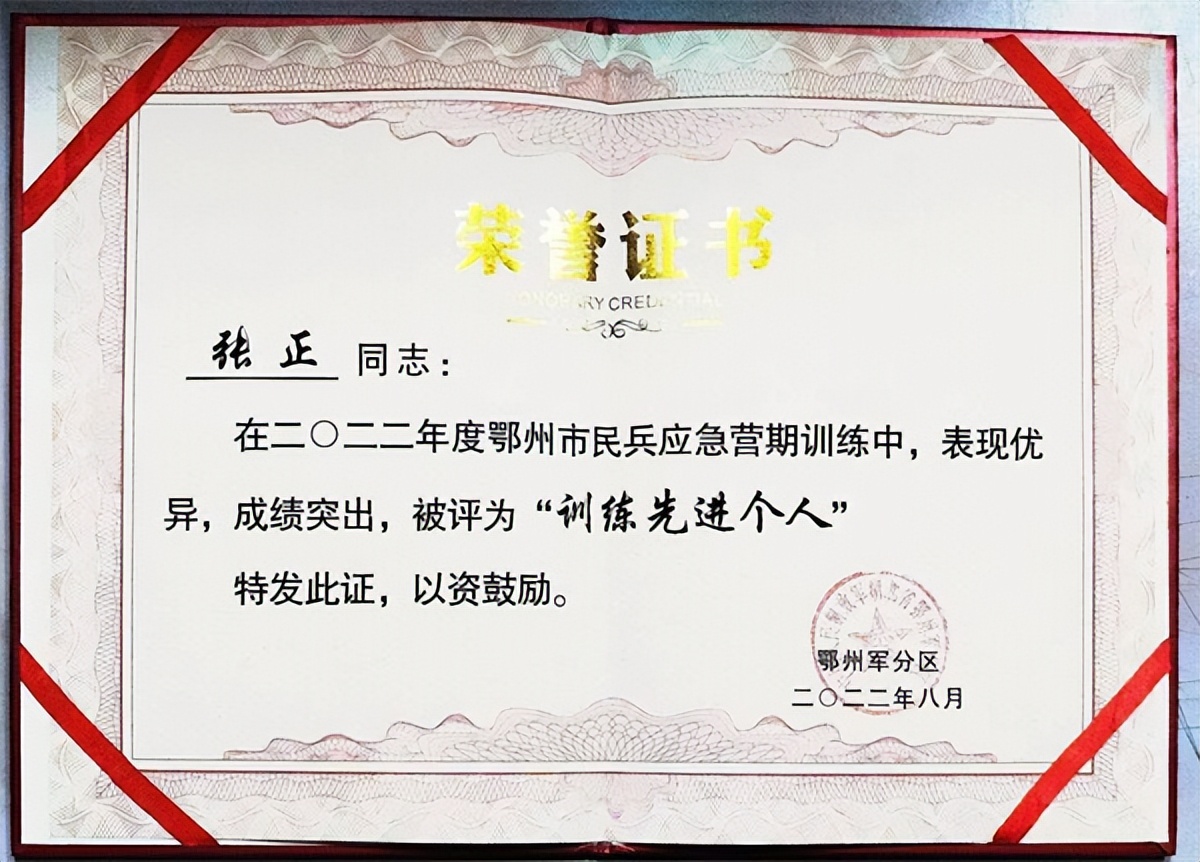 他们来自酒店一线后勤和厨师,鄂州这个酒店青年员工“兵味”十足