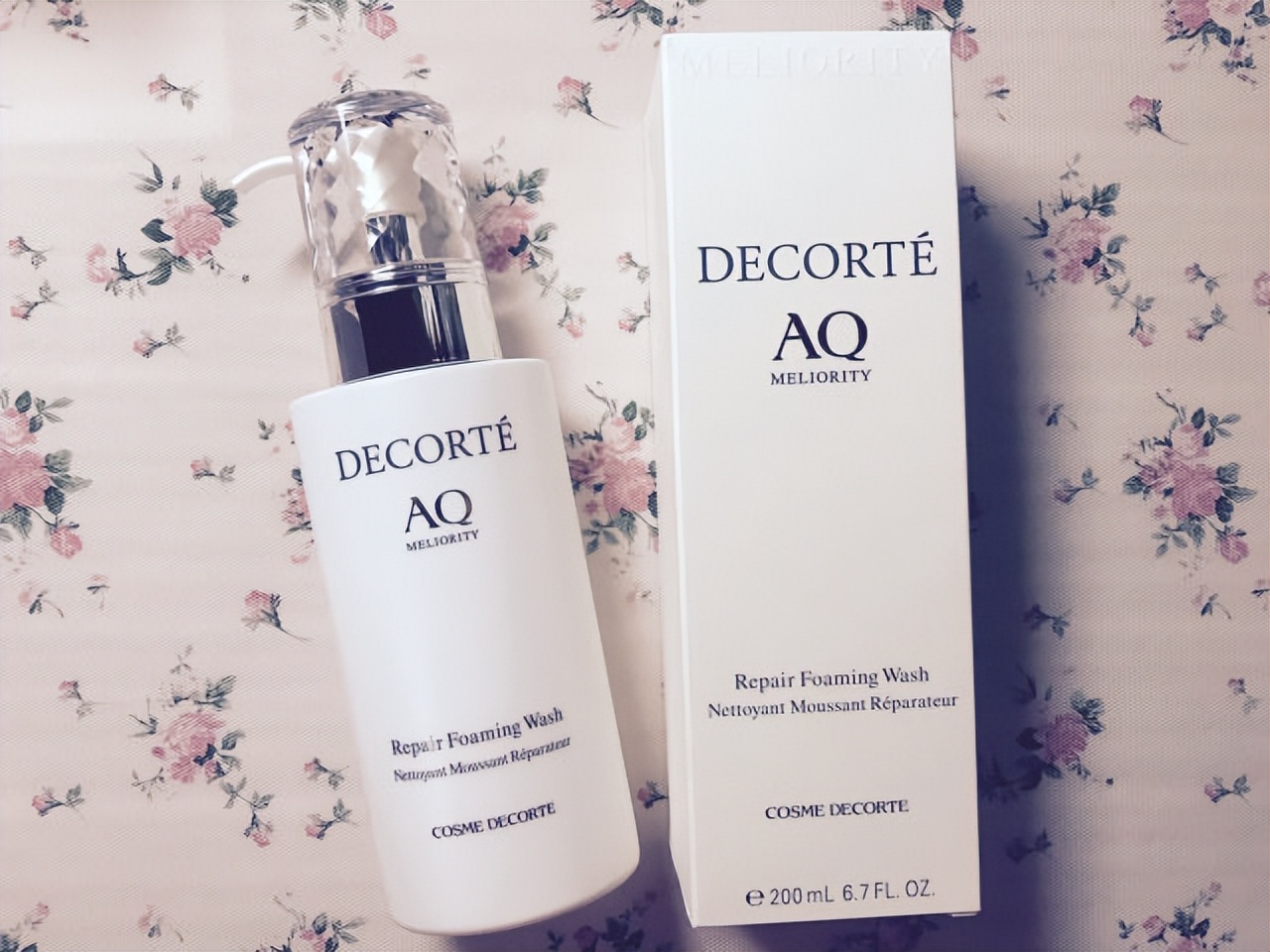 鼻子上挤出来的白色东西如何去除,鼻子上挤出来的白色分泌物是什么