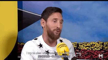 梅西和他的老婆赛后坐领奖台,梅西夺冠和妻子拥抱