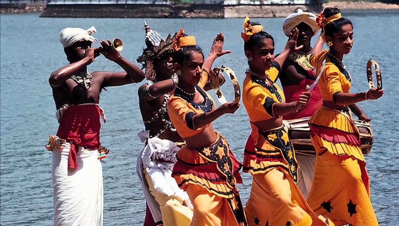 古印度舞蹈婆罗多,印度古典舞大约发源于哪个世纪