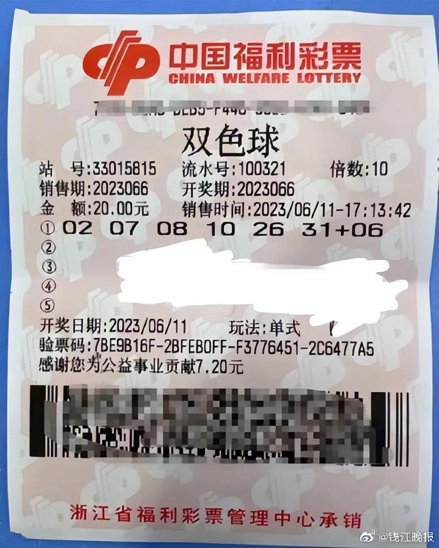 男子中5976万彩票大奖领奖时手抖,男子彩票中1001万大奖很是开心