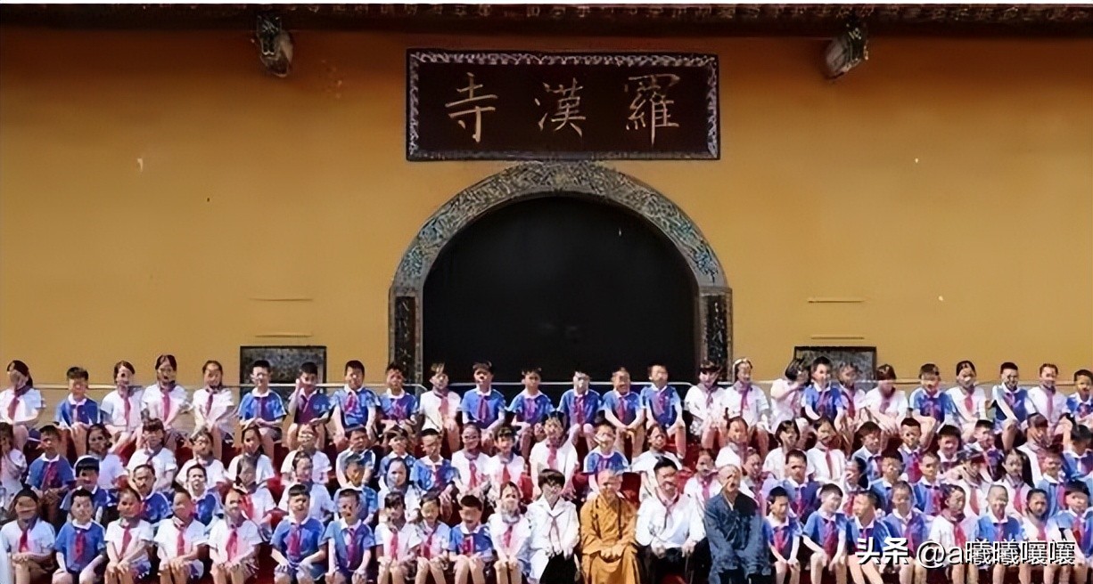 越南老人行善20年,越南一名俗家和尚长出超长耳垂