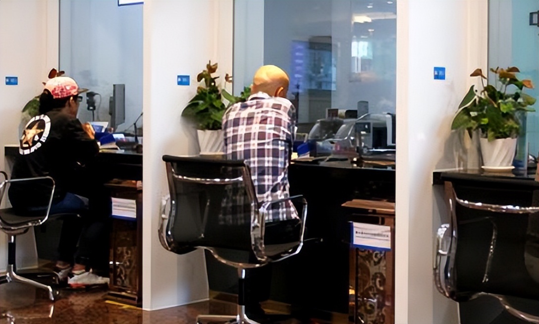 男子花4千自建“假建行”，民警看完感慨：这比真的还真！