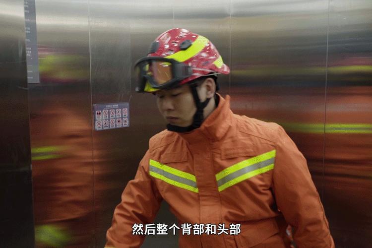 电梯被困心里特别慌什么原因,电梯卡住了你不要慌