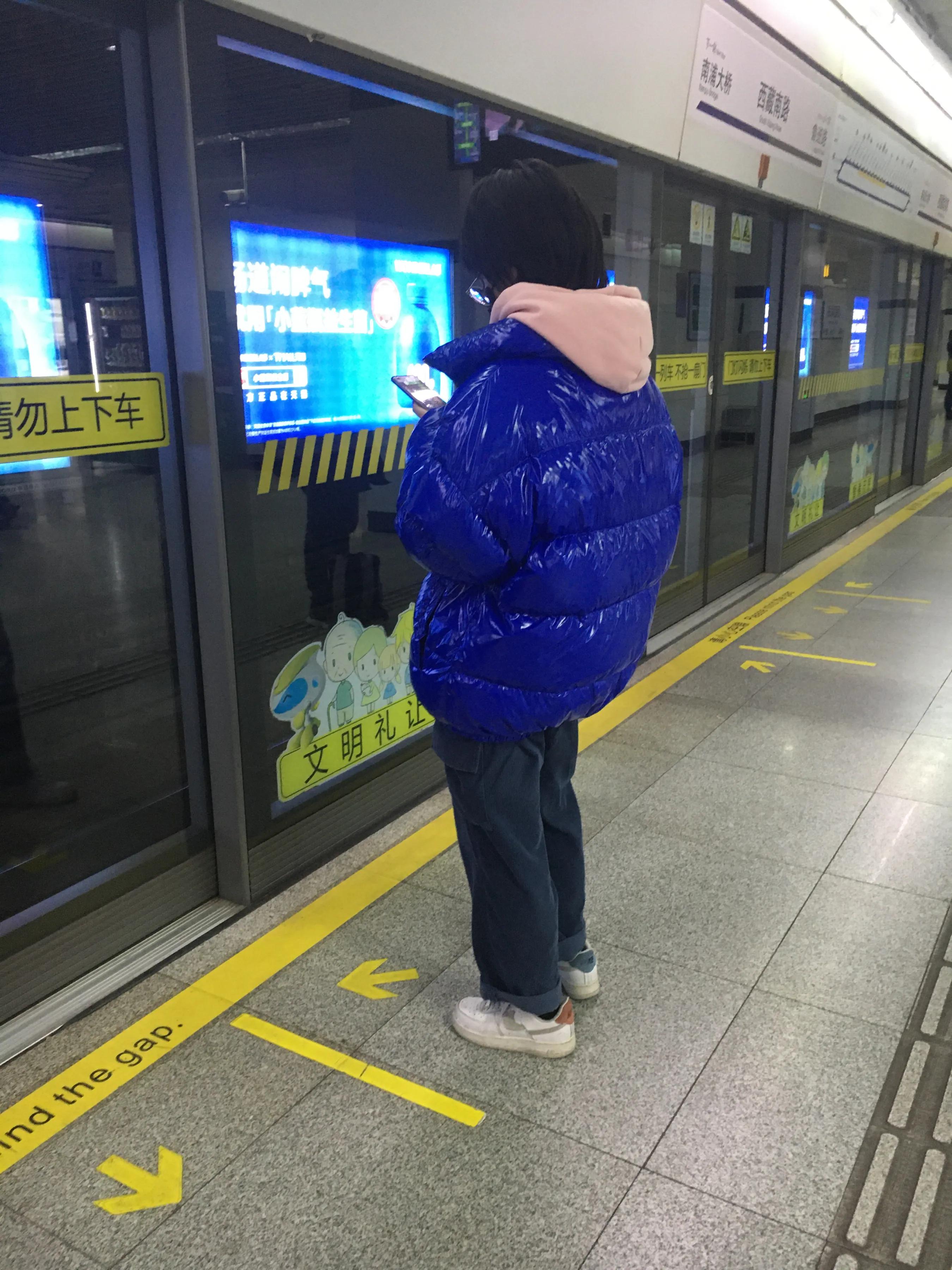 地铁女羽绒服穿搭,地铁站最火冬季外套