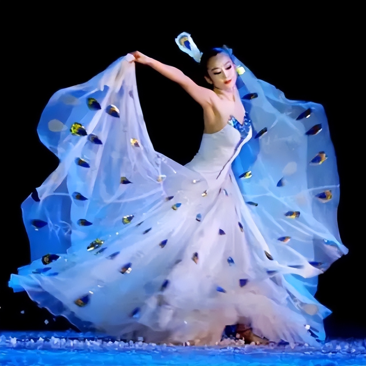 杨丽萍年轻时照片被曝出,61岁杨丽萍真实照片