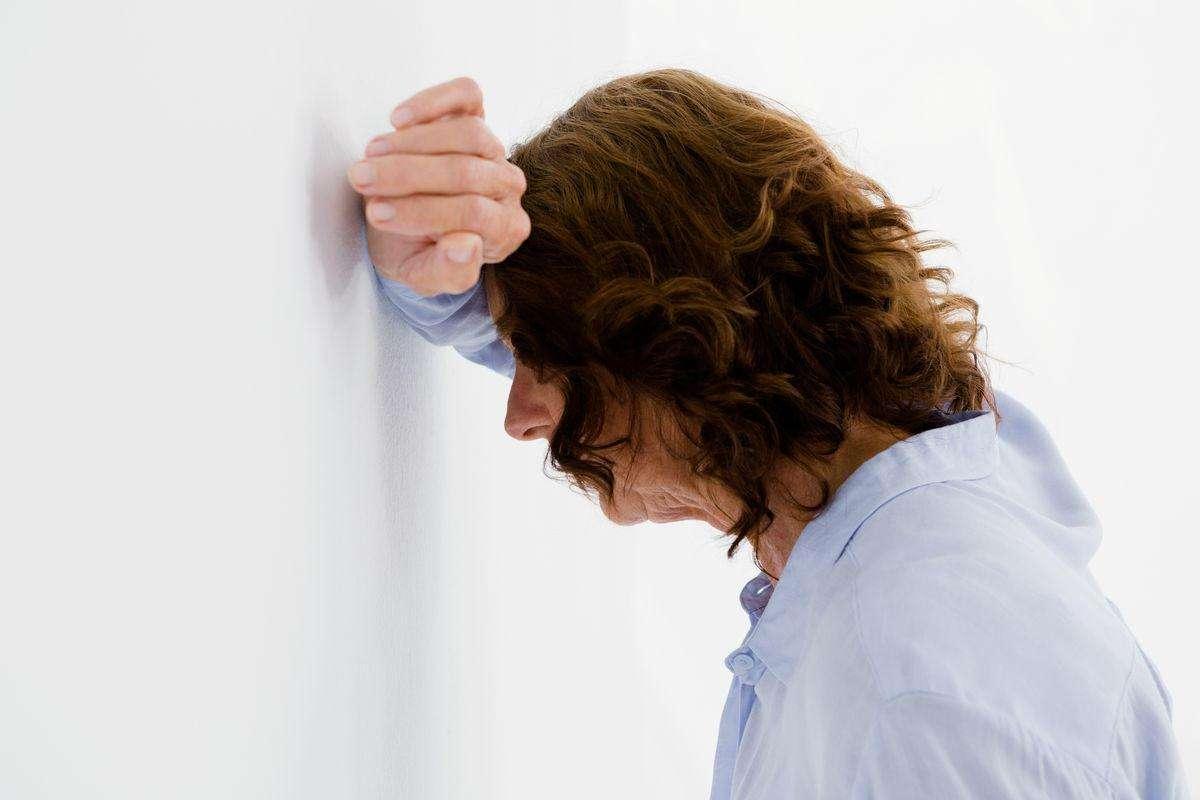 女性更年期月经紊乱的表现有哪些,更年期女性缺钙有什么表现和症状