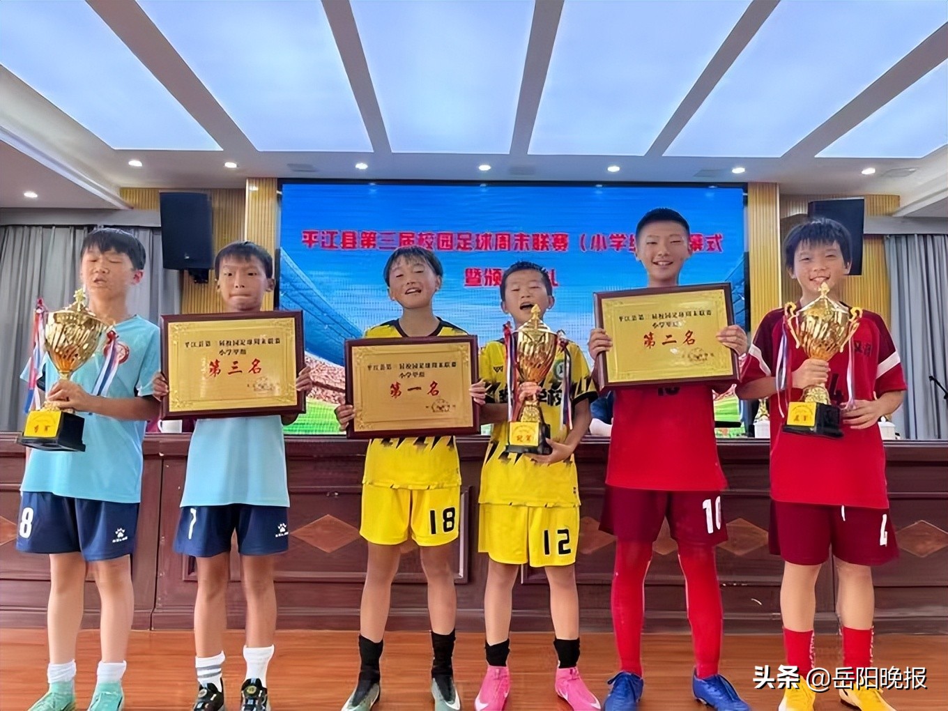 平江城北学校足球队夺冠,平江新城学校足球队