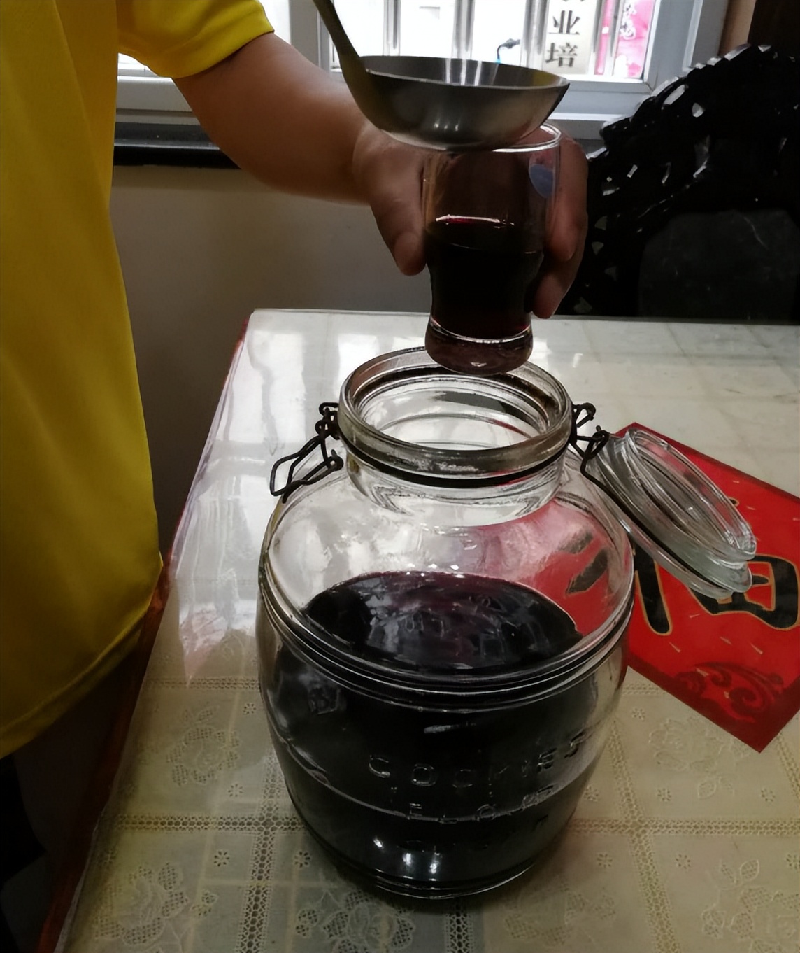 老板给员工喝自制的“桑葚酒”，反被说成“毒酒”？老板：我好冤