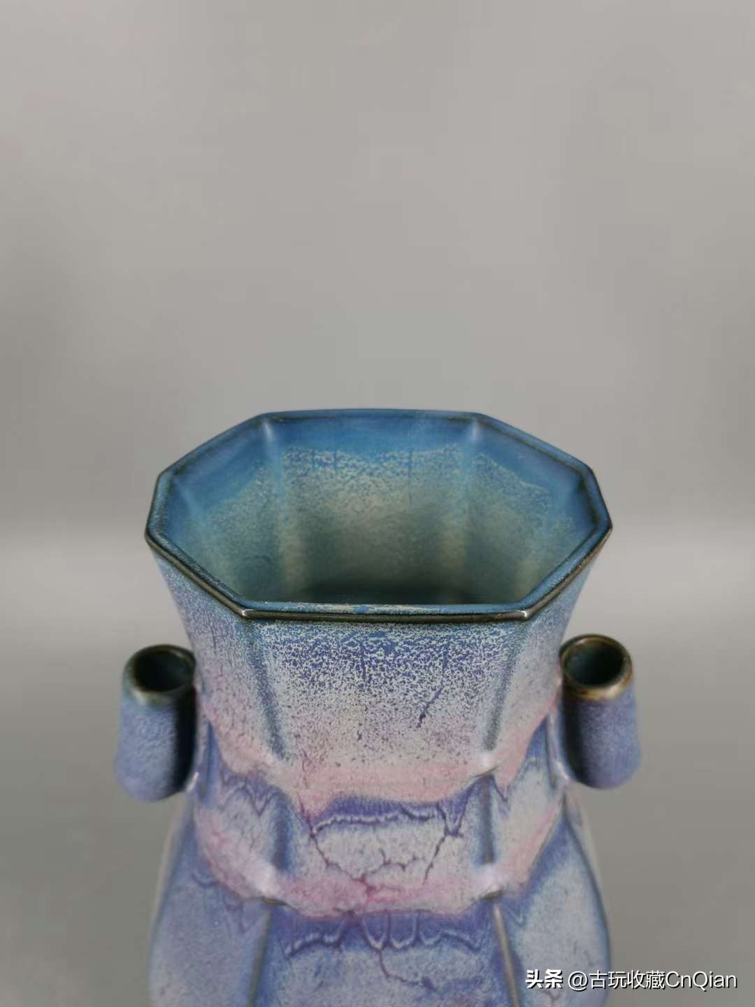 清雍正钧窑贯耳瓶真品图片,馆藏宋钧窑玫瑰紫釉连座瓶