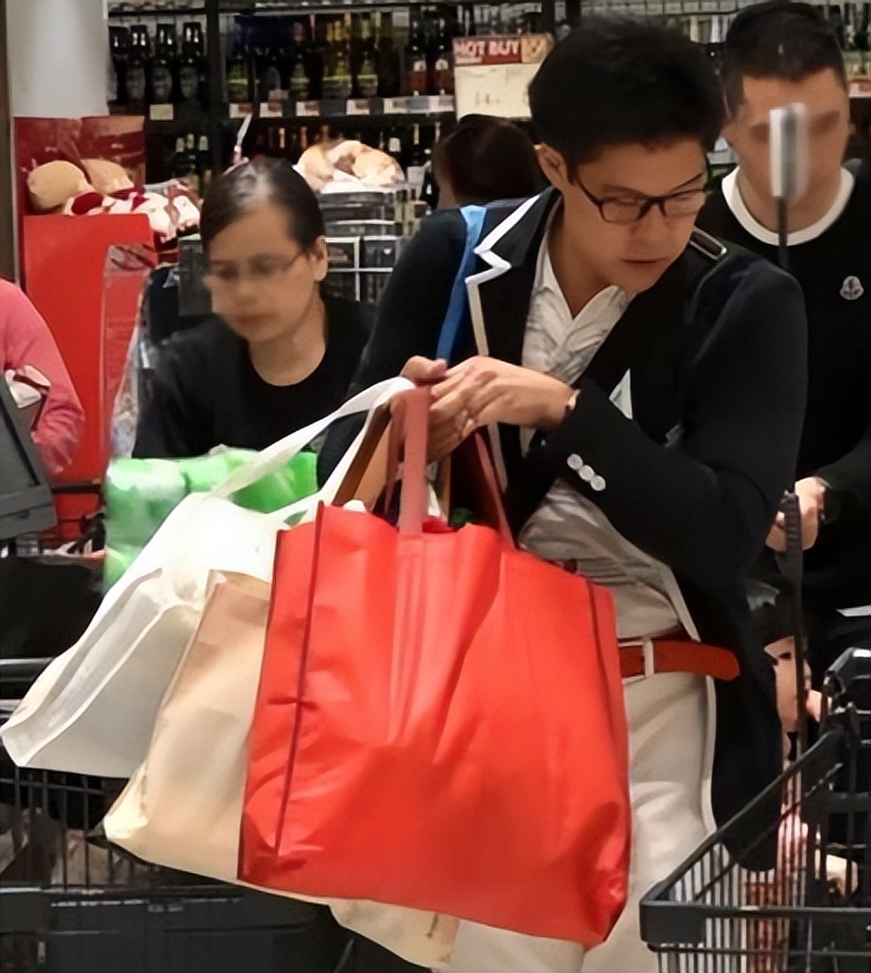 郭晶晶朴素低调回娘家,清醒贵妇郭晶晶