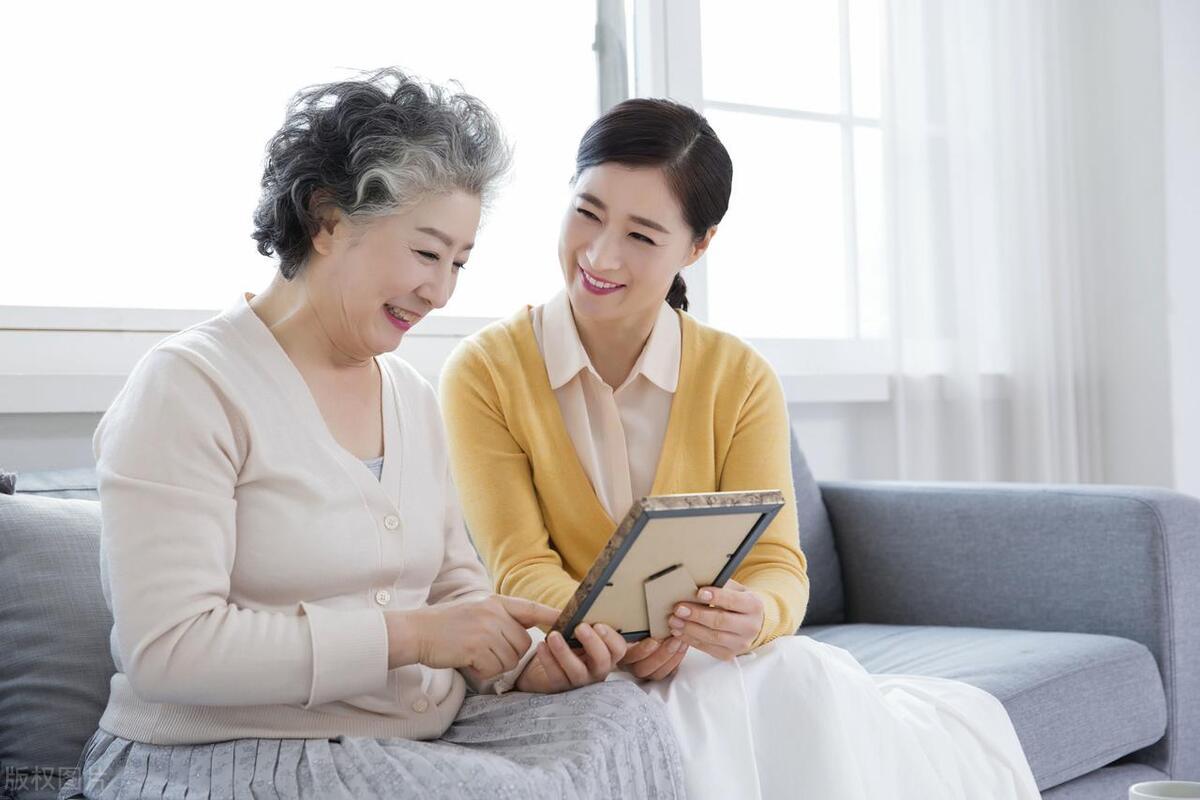 独居老人花5000元雇男保姆,69岁老人用每月7000元雇保姆