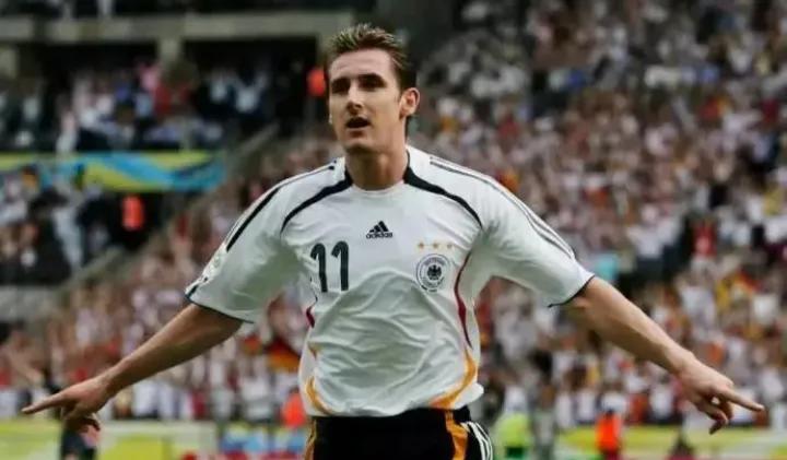 2002年世界杯罗纳尔多过人进球,罗纳尔多夺得了几次世界杯