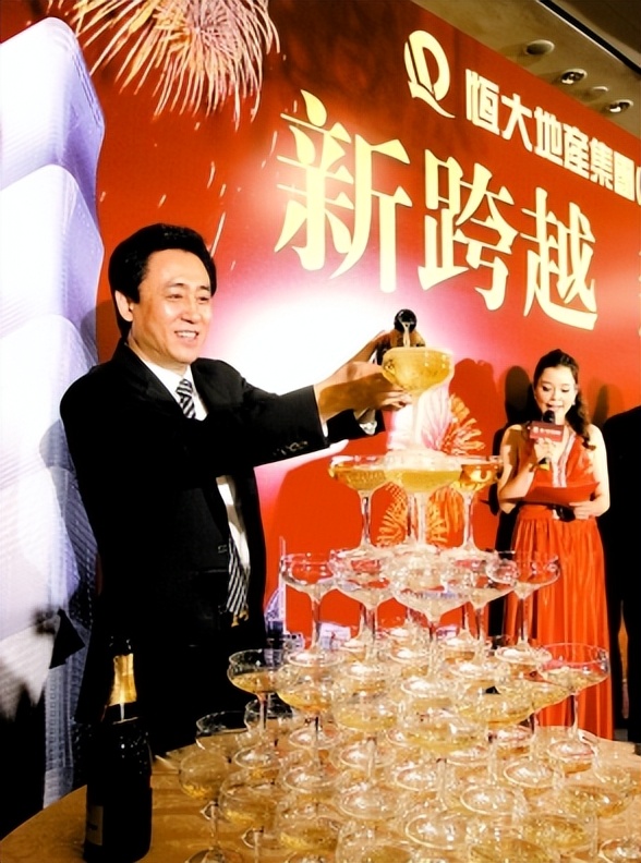 许家印第一代地产首富,许家印草根变富豪度过三次危机