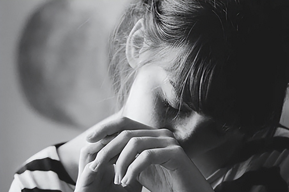 为什么外阴有一根白毛,女的外阴有好多白毛怎么治疗