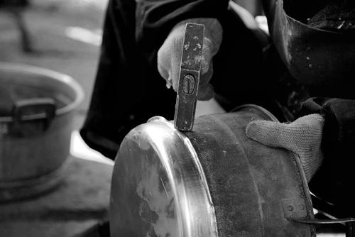 河南老汉带领全村制假致富,制假小作坊年赚百万