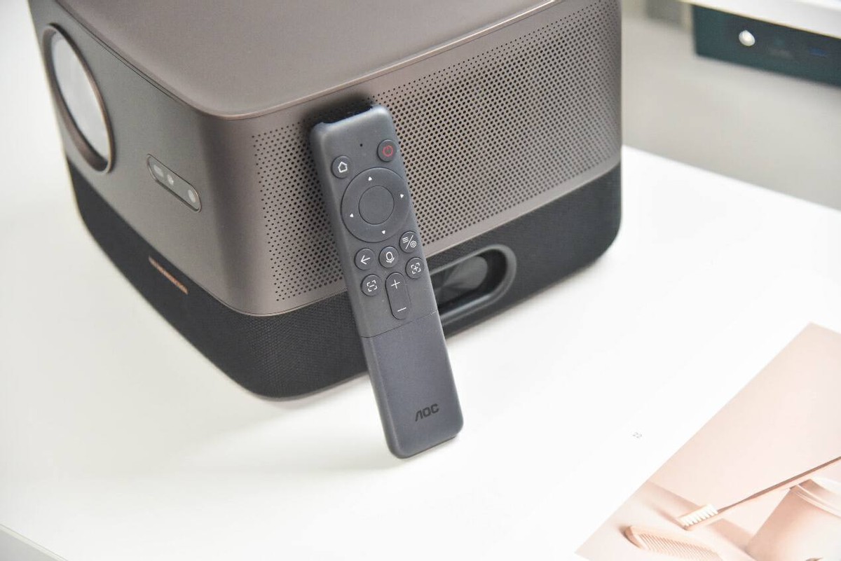 有它，挤啥电影院？AOCL1智能投影实测：2500ANSI流明+帝瓦雷调音