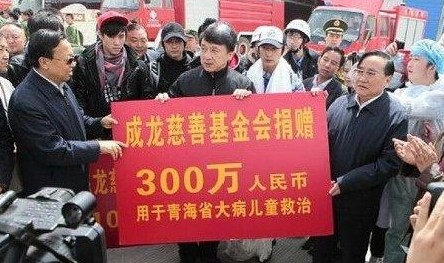 助理伺候明星捏脚,助理伺候明星跪下打伞