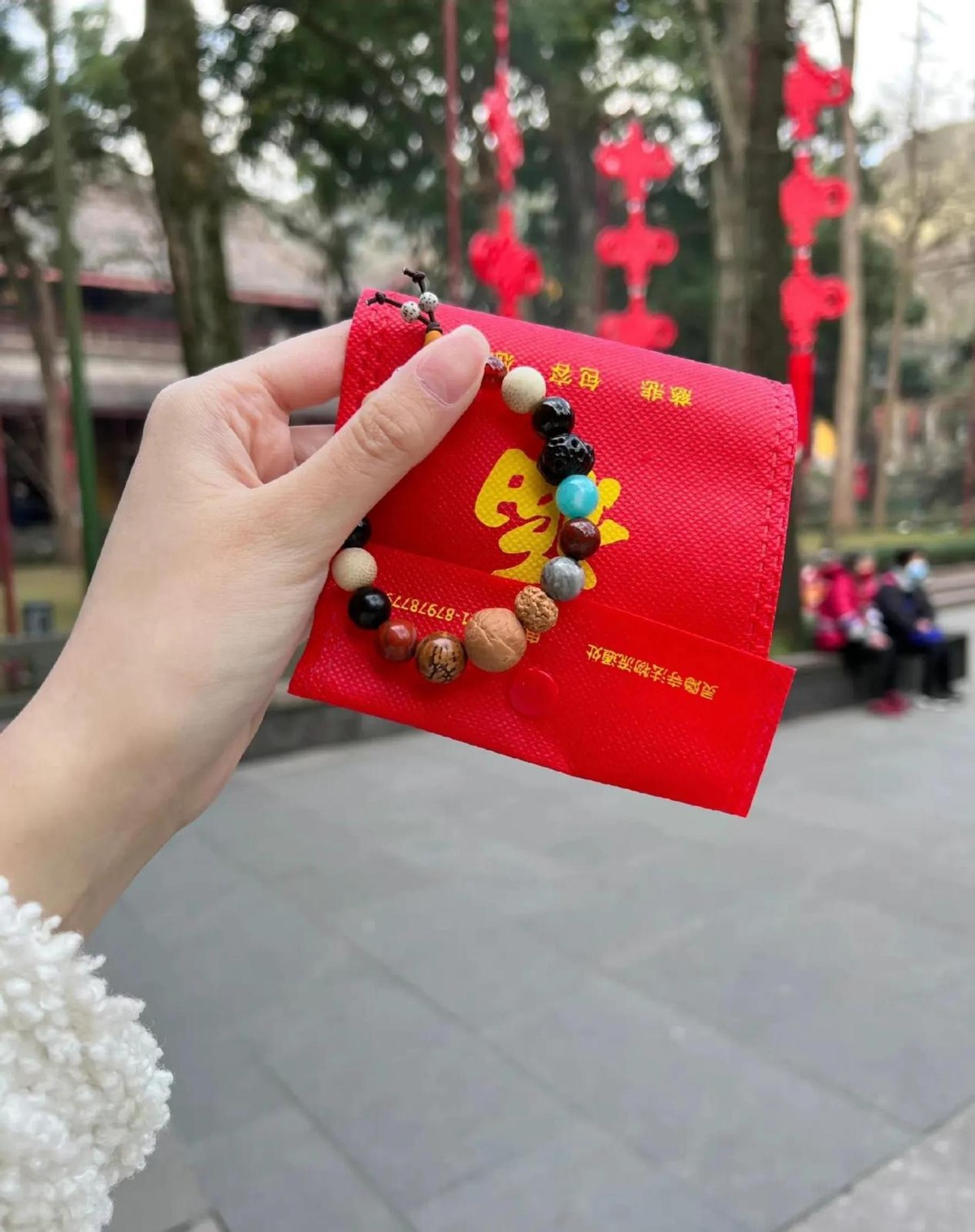 大量年轻人涌入寺庙：烧香拜佛成新型解压*法大**，一串手链卖890元