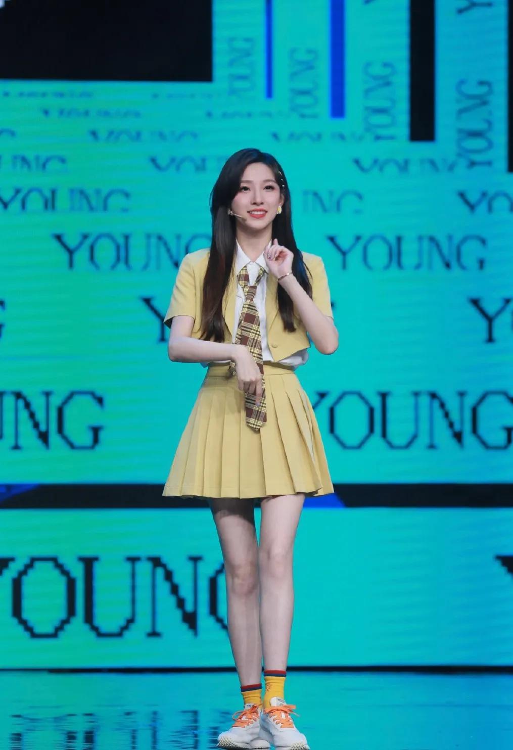 能力不俗却因颜值太高备受质疑？来看她首次主持央视节目的水平吧