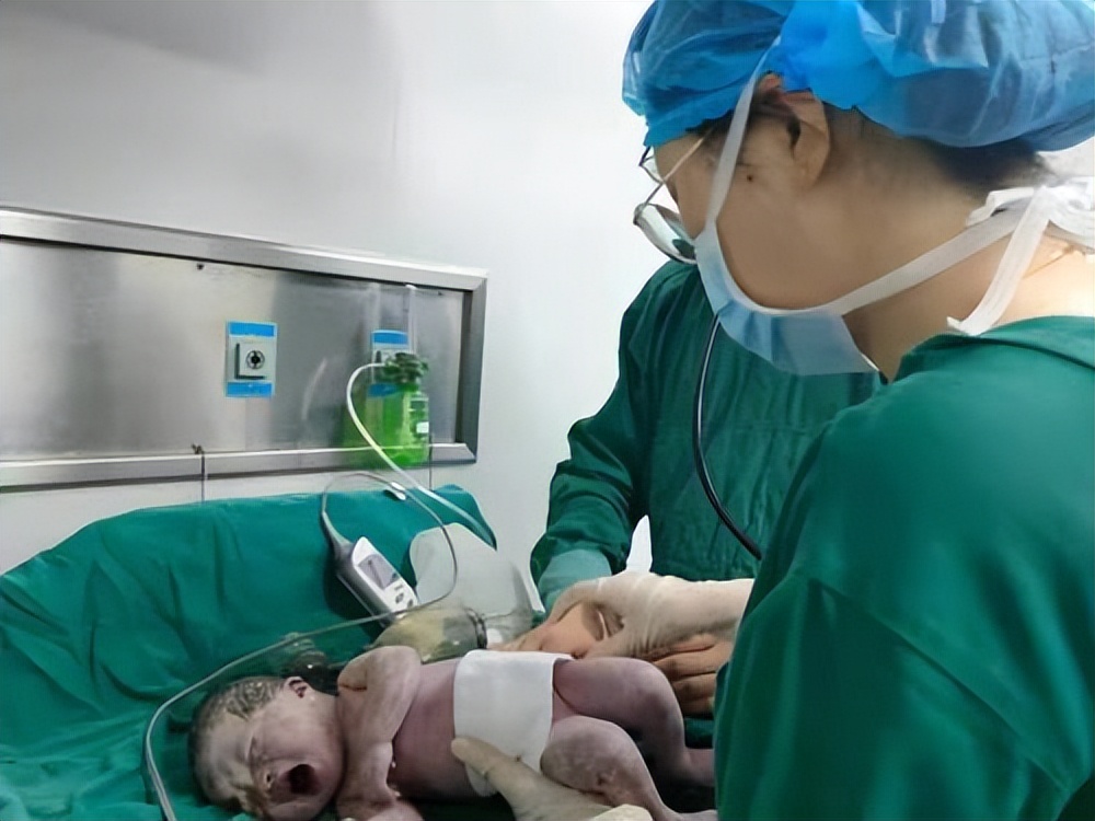 切除子宫输卵管卵巢会影响心情吗,中年女性把子宫切除了有什么影响