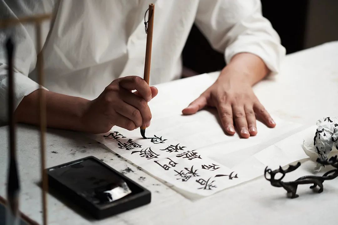 4个设计师设计办公台布局,设计师最佳农村房屋设计