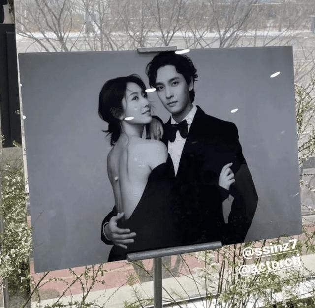 朴信惠与好友聚会，女神笑出苹果肌，气球文案曝光胎儿性别是男孩