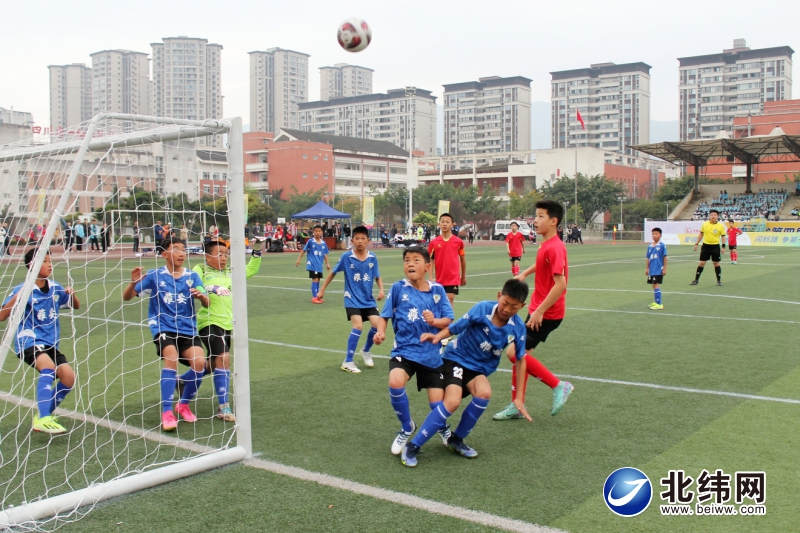 英姿飒爽绿茵场足球赛,小小绿茵场放飞足球梦