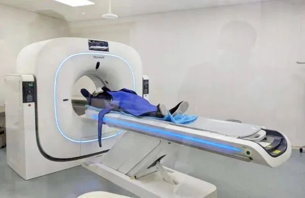 社区卫生服务中心面积不够、设备不足，如何解决？他说……