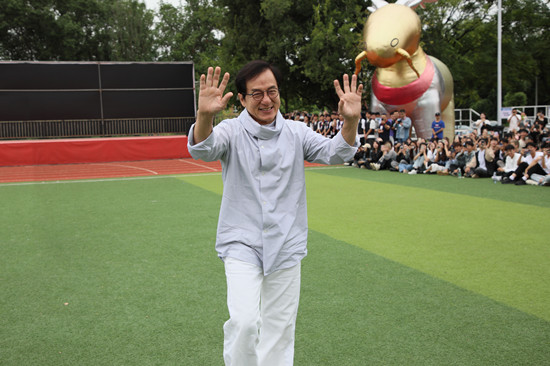 成龙明星人生经历,70岁的成龙回校参加公益活动