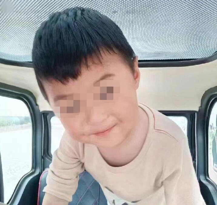 四岁男童18楼坠落经抢救奇迹生还,4岁男童从三楼坠落急需救助