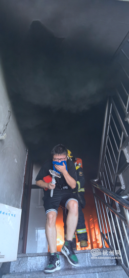 楼上电瓶车着火怎么处理,楼道电动车起火怎么逃生