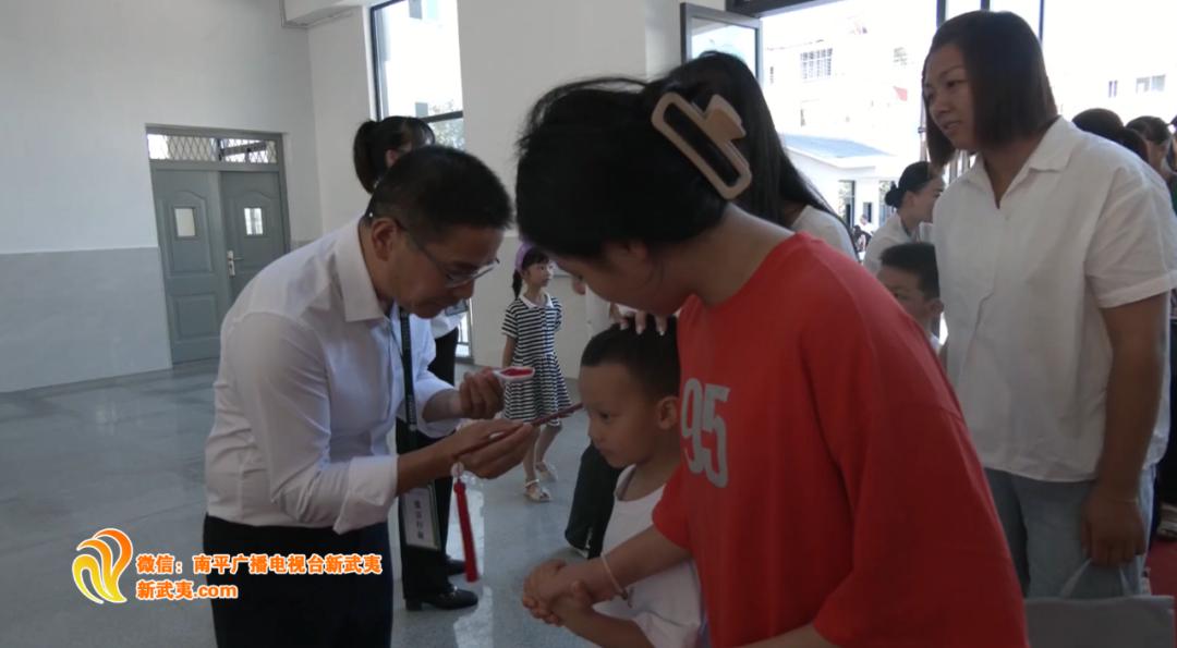 新学期新气象直击开学第一天,开学季新校园新活力