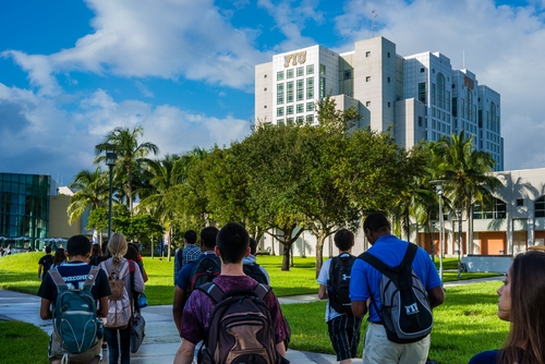 孩子去美国留学需具备什么条件,孩子考研去美国留学费用多少