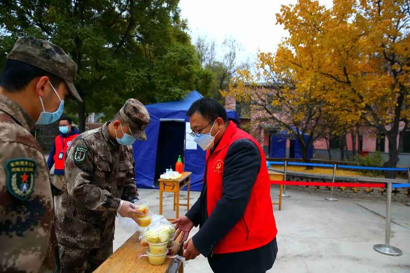 一群通勤车师傅变身大学“校园明星”