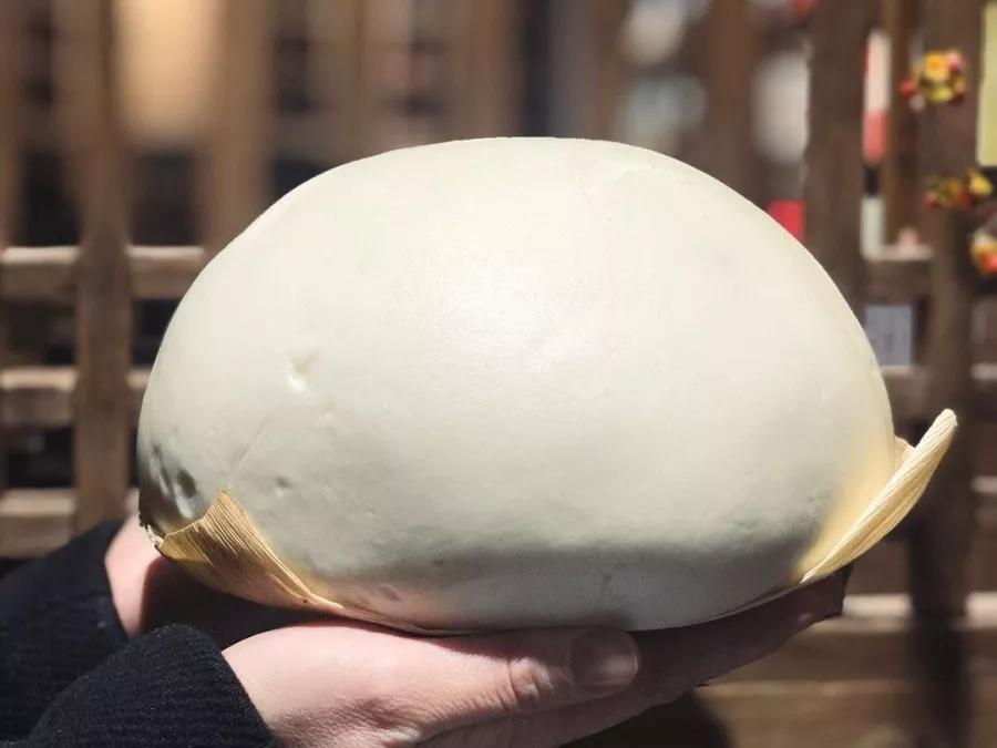 山东人很喜欢吃面食,山东人过年的馒头有多大