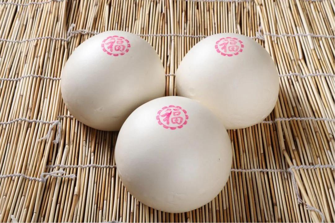 山东人很喜欢吃面食,山东人过年的馒头有多大